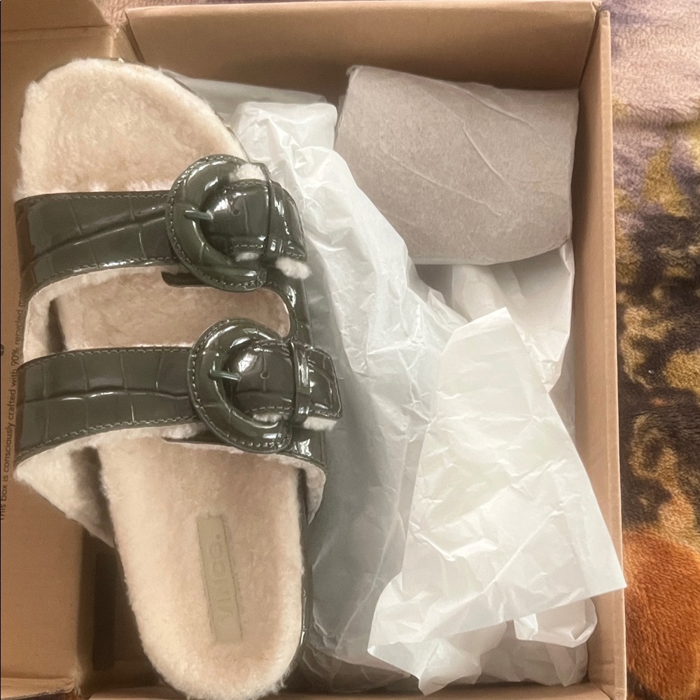 BRAND NEW! Vince Green Faux Fur Lined Sandals w/ duster bag